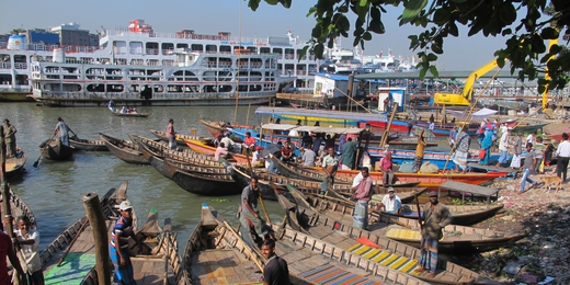 La rivière Buriganga à Dacca