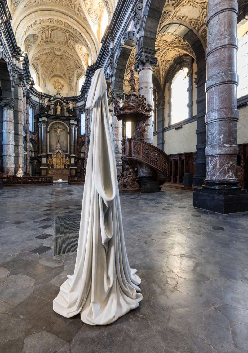 3Aidan Salakhova, She, 2016, église Saint-Loup, Namur, 2017,  Studio Michelangelo, courtesy de l'artiste© Vincent Everarts