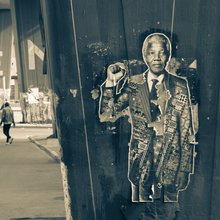 Street scene in Johannesburg with Nelson Mandela poster, une photo de Gregory Fullard (via Unsplash)