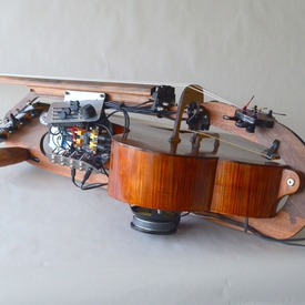A halldorophone, an electro acoustic string instrument (Halldor Ulfarsson - CC-BY-SA-4.0) _ Hell yes women can score films  Du son sur tes tartines.jpg