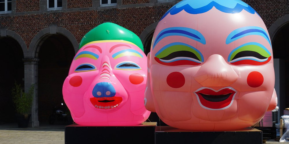 Benoît + Bo - Happy Heads dans la cour du musée - Musée international du carnaval et du masque (Binche)
