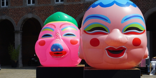 Benoît + Bo - Happy Heads dans la cour du musée - Musée international du carnaval et du masque (Binche)