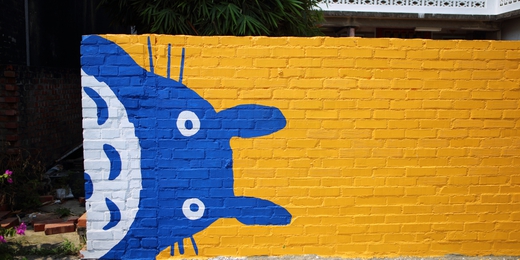 Blue Totoro, graffiti on wall in Hucuoliao Bryan Hsieh  CC BY-SA 2.0 Du son sur tes tartines.jpg