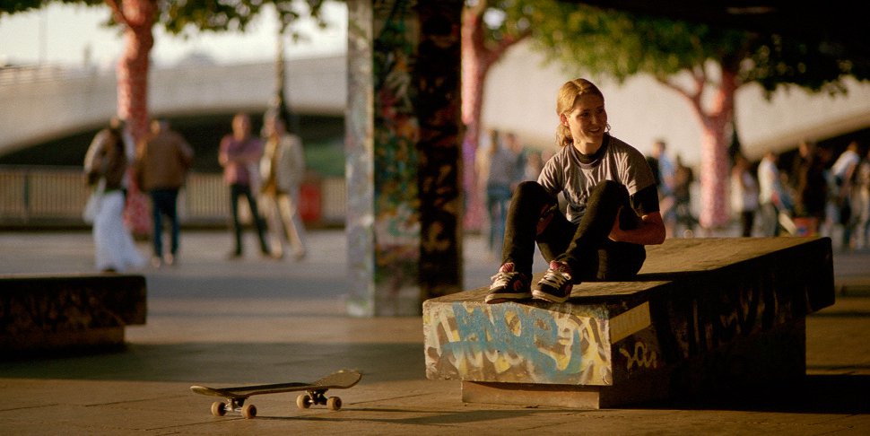 Carolyne Dynibil photographiée par Jenna Selby devant le Southbank