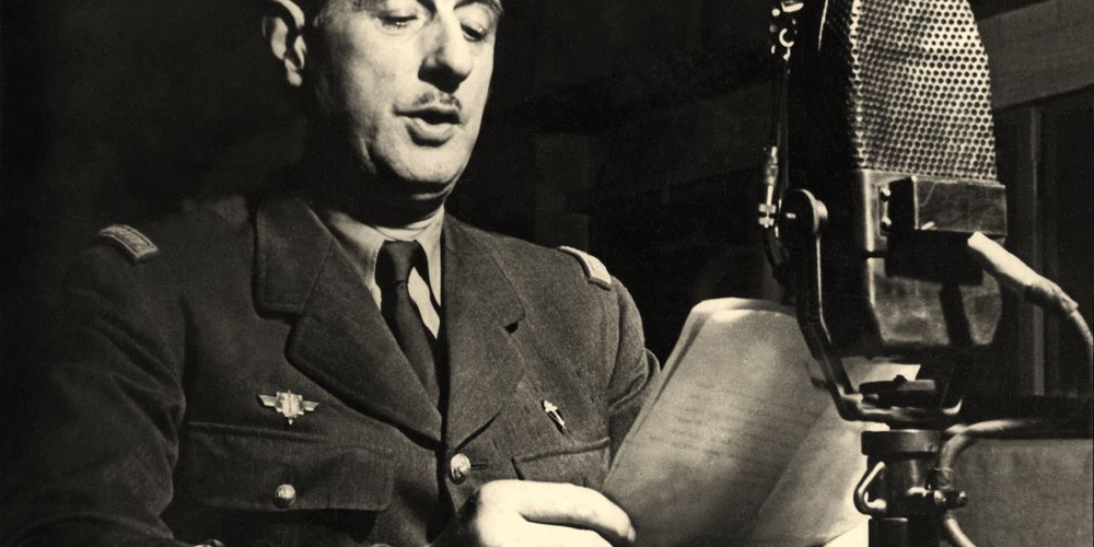 Charles_de_Gaulle_au_micro_de_la_BBC.jpg