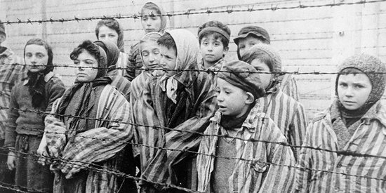 Jeunes survivants du camp d'Auschwitz à sa libération - janvier 1945 - photo domaine public