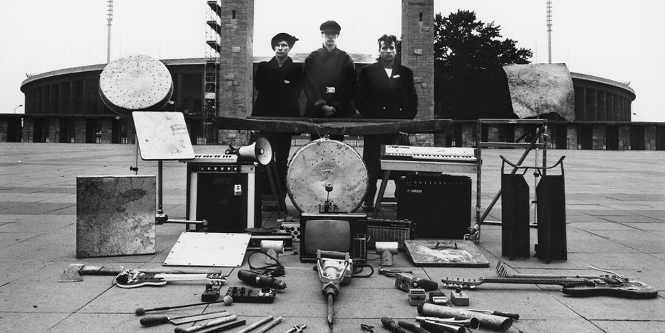 Einstürzende Neubauten devant le stade olympique de Berlin