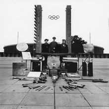 Einstürzende Neubauten devant le stade olympique de Berlin