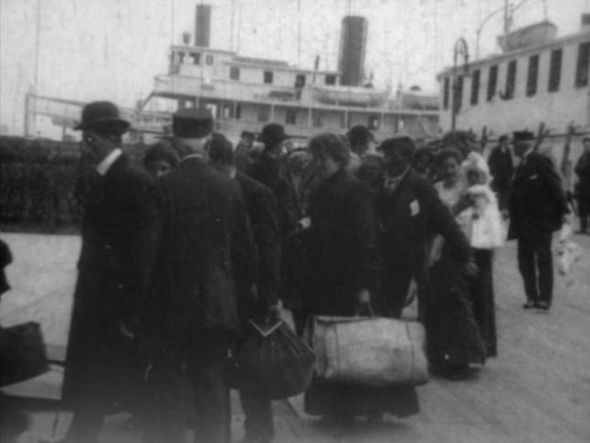 Ellis Island 1906 - débarquement d'immigrés siciliens 4 (TH6295) b.jpg