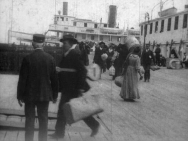 Ellis Island 1906 - débarquement d'un musicien sicilien 2 (TH6295).jpg