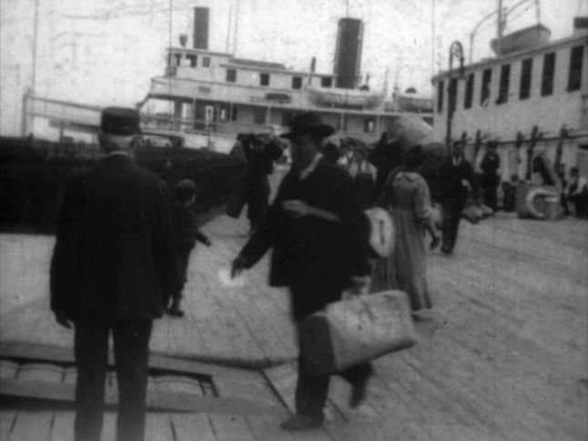 Ellis Island 1906 - débarquement d'un musicien sicilien (TH6295) b.jpg