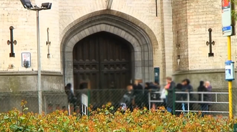 Familles devant les portes de la prison de Saint-Gilles.png