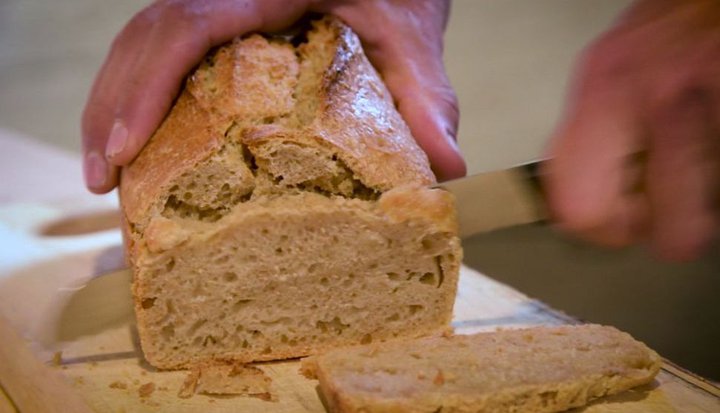 Farine sel eau et savoir faire - tranchage du pain.jpg