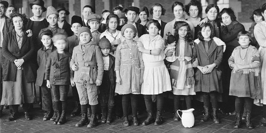 Immigrant Children Ellis Island - photo : Brown Brothers- public domain