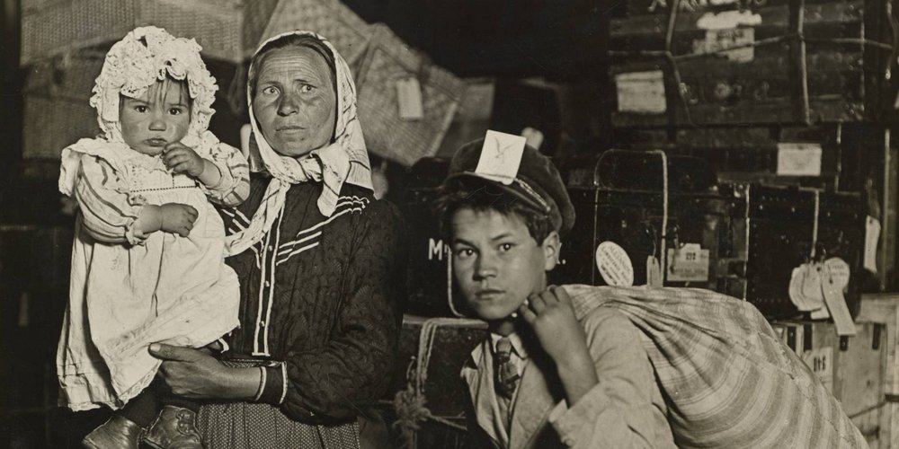 Immigrant Family in the Baggage Room of Ellis Island - Lewis HINE - 1905 - public domain - bandeau.jpg