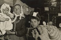 Immigrant Family in the Baggage Room of Ellis Island - Lewis HINE - 1905 - public domain - bandeau.jpg