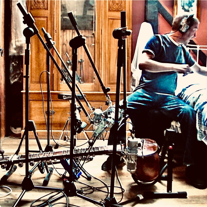 Lee Harris chez Paul Webb pendant l’enregistrement de « Drift Code » et « Clockdust » (photo Rustin Man)