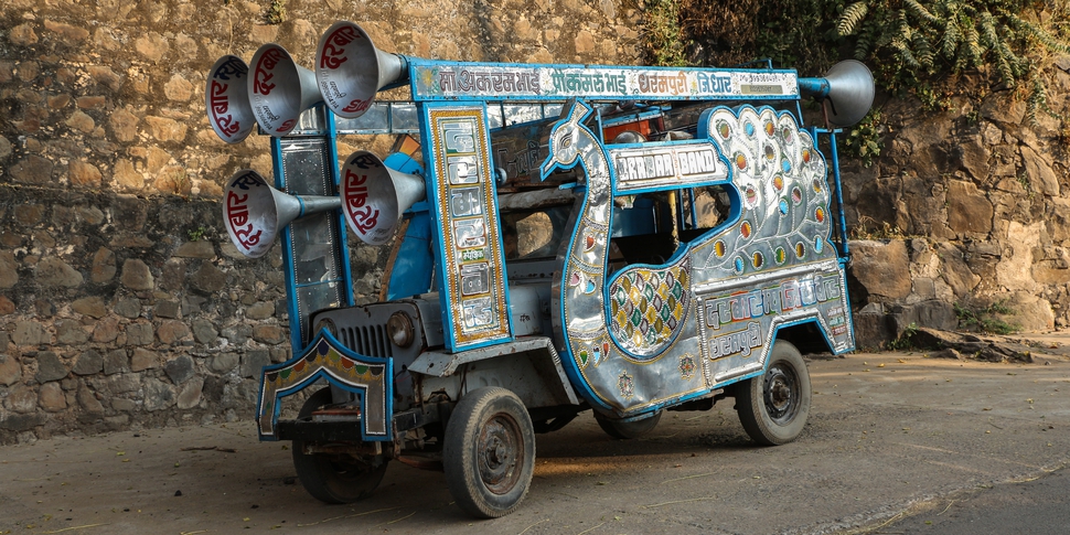 Music band vehicle in Maheshwar Music band vehicle in Maheswar, India (CC BY-SA 3.0) Du son sur tes tartines.jpg