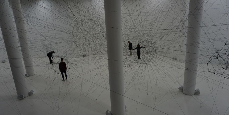 "On Air", ALGO-R(H)I(Y)THMS - (c) Tomás Saraceno - Palais de Tokyo