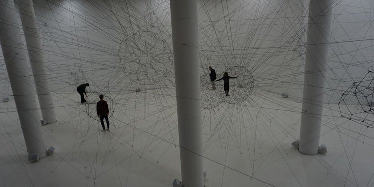 "On Air", ALGO-R(H)I(Y)THMS - (c) Tomás Saraceno - Palais de Tokyo