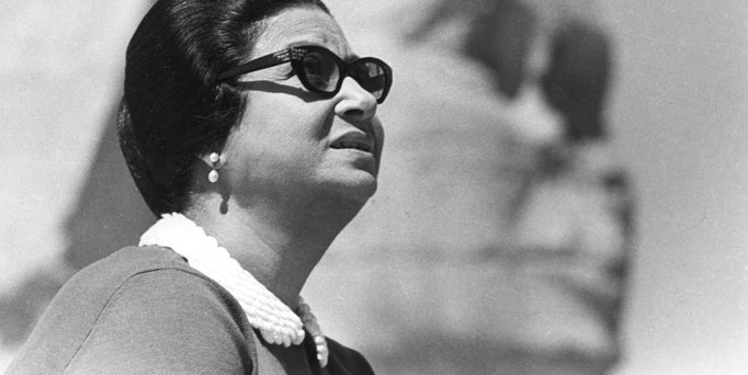 Oum Kalthoum devant les pyramides