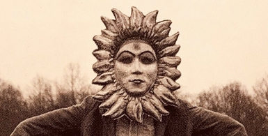 Paul Webb portant un masque de Colette Meury - livret O'rang "Herd of Instinct" - photo Simon Webb_bannière.jpg