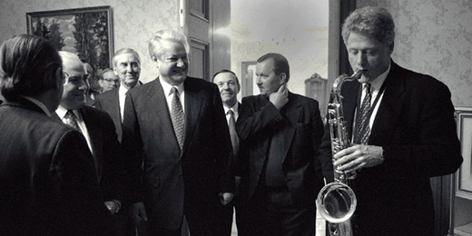 President Bill Clinton plays the saxophone presented to him by Russian President Boris Yeltsin Du son sur tes tartines.jpg