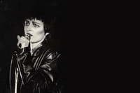 Siouxsie Sioux at the Edinburgh Tiffany's, 1980 Du son sur tes tartines.jpg