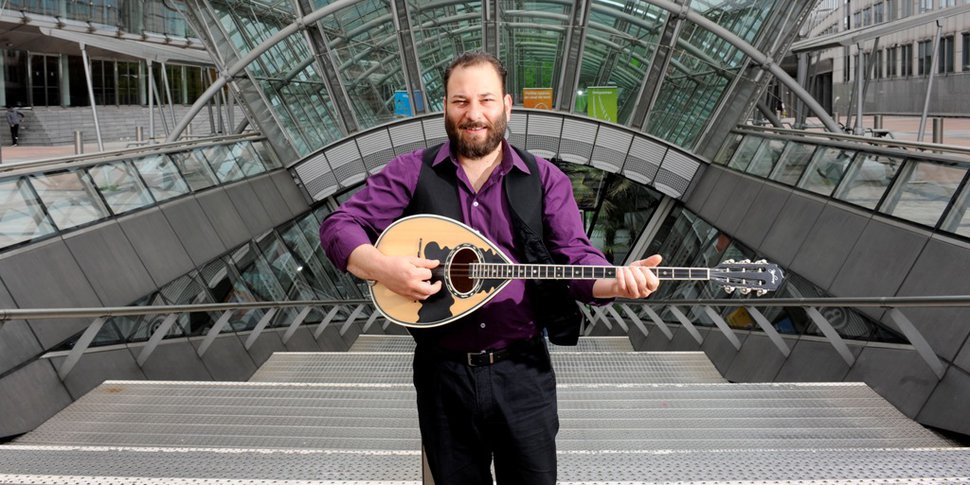 Giannis Sarris (bouzouki et chant). Muziek•Culture