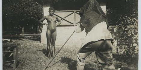 «La séance photographique» de Jean-Louis Charbans, Sénégal, 1930