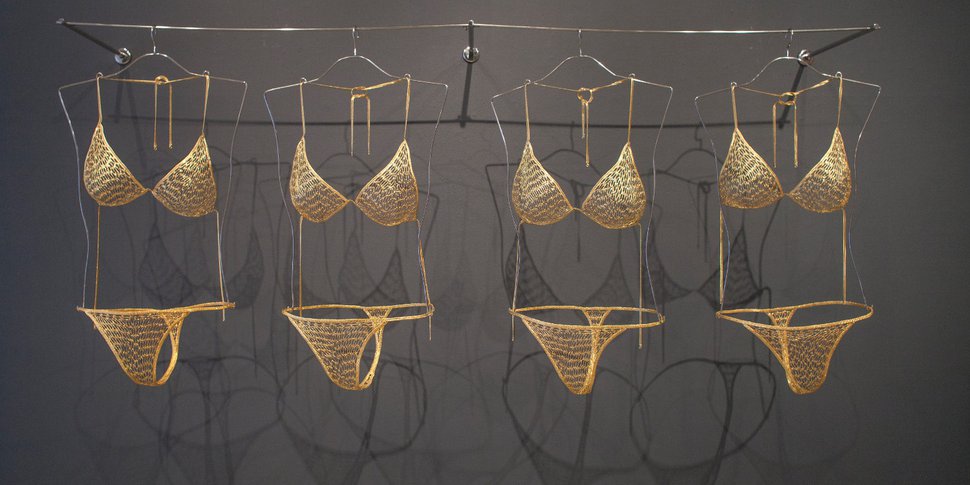Tayeba Begum Lipi, Comfy Bikinis, 2013, épingles à nourrice en laiton recouvertes de nickel or chimique, acier inoxydable et verre, 36,1 x 90,9 x 121,9 cm, Courtesy Sundaram Tagore Gallery, © Photo : Tracy Szatan