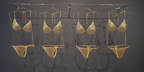 Tayeba Begum Lipi, Comfy Bikinis, 2013, épingles à nourrice en laiton recouvertes de nickel or chimique, acier inoxydable et verre, 36,1 x 90,9 x 121,9 cm, Courtesy Sundaram Tagore Gallery, © Photo : Tracy Szatan